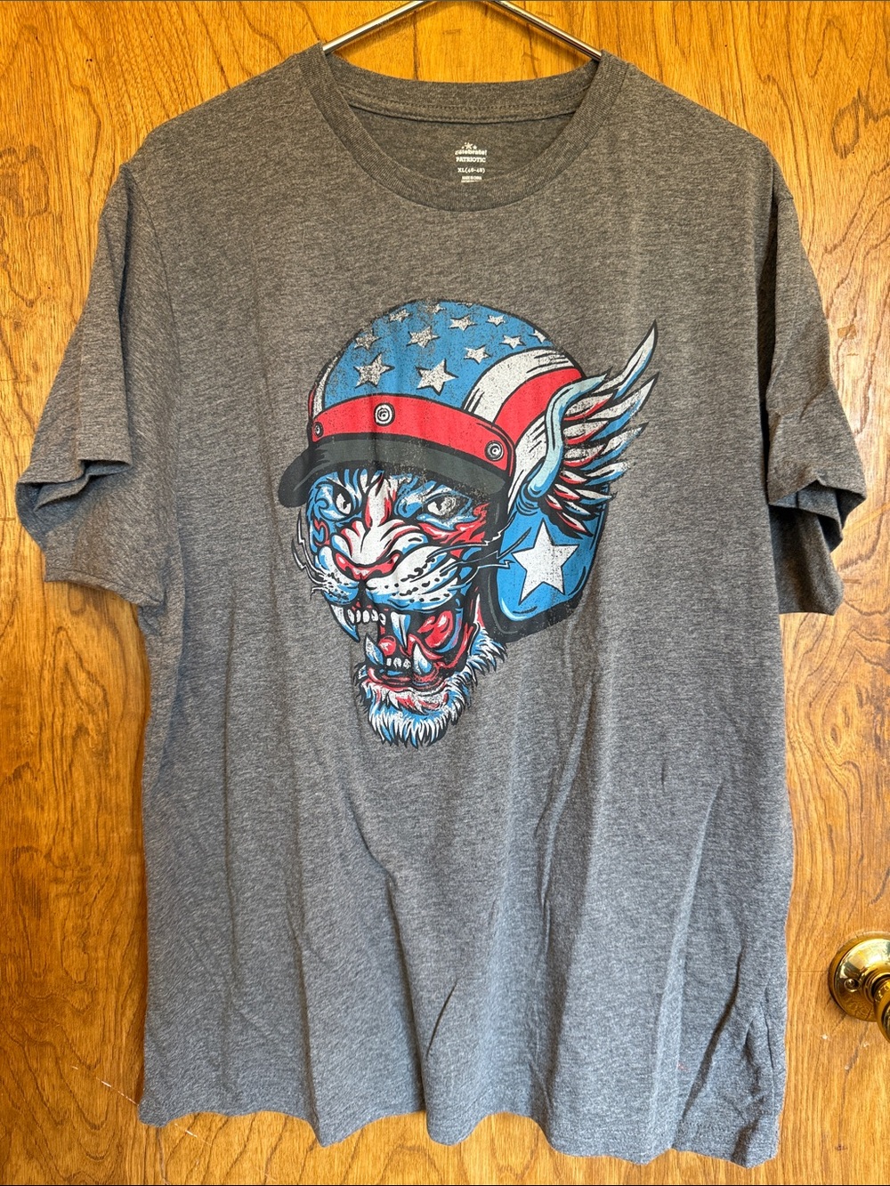 🇺🇸 Men's Gray Graphic Tee with Patriotic Tiger Helmet